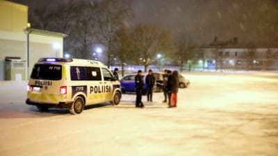 Polisen pratar med ungdomar vid parkeringsplatsen vid Linnajoen koulu i Borgå.