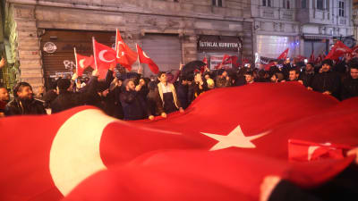 Utanför Nederländernas generalkonsulat i Istanbul förekom också protester mot holländarna.