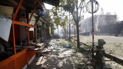 En gata med splitter och skräp och förstörda fasader efter att en bomb exploderat i Kabul, Afghanistan den 24 juli 2017.
