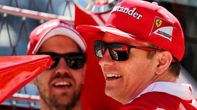 Kimi Räikkönen och Sebastian Vettel skrattar.