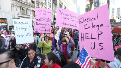 Demonstranter i Los Angeles vädjar till elektorskollegiet att inte rösta på Donald Trump.