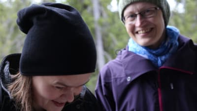 Silja och Johanna poserar i Sodankylä.