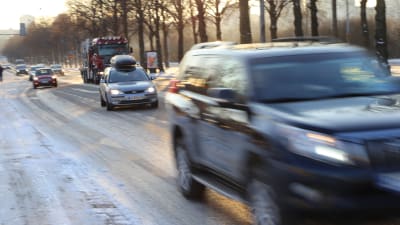 Trafik på Backasgatan i Helsingfors.