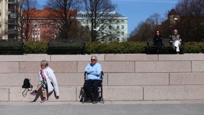 Äldre människor som solar i Helsingfors.