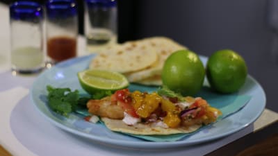 Tortilla med friterad fisk och salsa