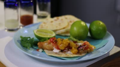 Taco med friterad vit fisk och salsa