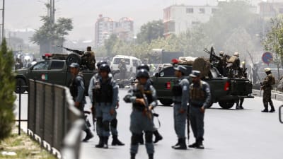 Afghanska säkerhetsstyrkor utanför parlamnetet efter attack