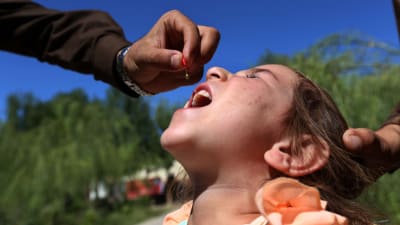 Barn får poliovaccin i Afghanistan.