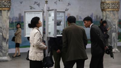 Nordkoreaner läser om det spända läget på uppsatta tidningar på en metrostation i Pyongyang