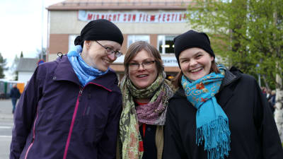 Johanna, Anna-Maija och Silja poserar framför biograf Lapinsuu i Sodankylänatten.