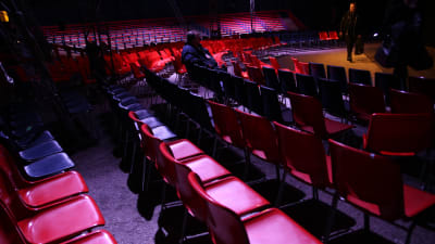 ett tomt cirkustält före filmföreställningen.