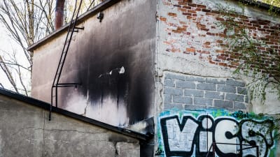 Graffitti på vägg av brunnen fabrik.