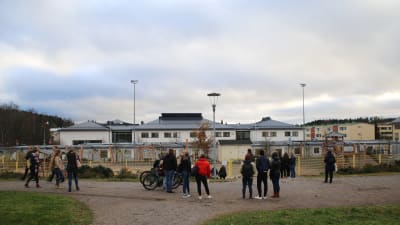 Sörjande elever efter knivdådet i Borgå 13.11.17