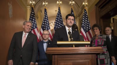 Republikanerna i representanthuset som leds av talman Paul Ryan antog ett kortfristigt budgetförslag med 230 röster