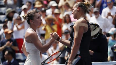 Simona Halep och Kaia Kanepi skakar hand.