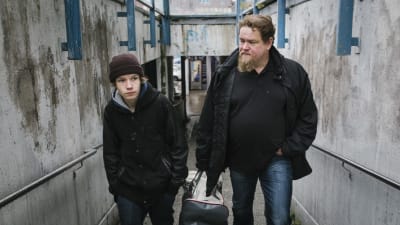 Lenni med grannen Janne promenerar i en gångtunnel.