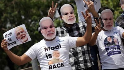 Regeringspartiet BJP:s anhängare jublar över partiets och premiärminister Narendra Modis jordskredsseger