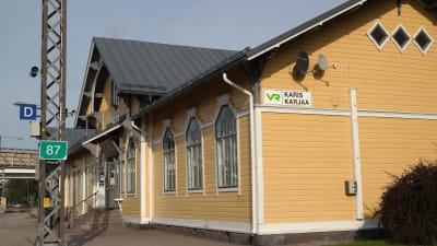 Det gula stationshuset på Karis tågstation