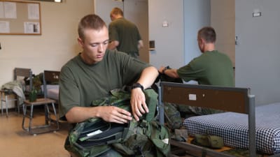 Sebastian Peltola sitter i militärstugan i Dragsvik och packar sin ryggsäck