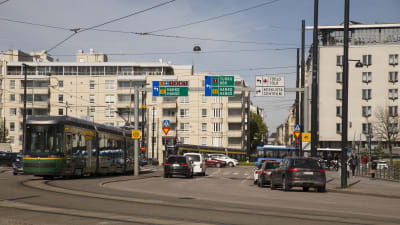 Helsingfors centrum. På bilden syns både bilar och en spårvagn. 