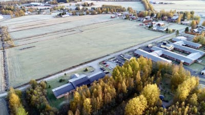 Tomten mittemot Pedersheim i Bennäs där kommundirektör Stefan Svenfors föreslår att nya Bennäs-Östensö skola ska byggas.