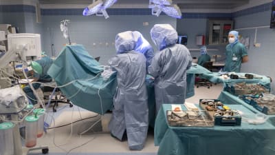 Kirurger utför operation i Borgå sjukhus.