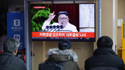 Sydkoreaner på en metrostation i Soul följer med nyheter om Kim Jong-Uns krigiska kommentarer på nyårsdagen