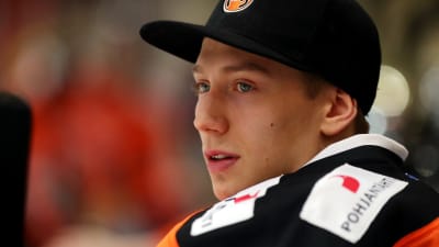 Emil Larmi kollar på spelet.
