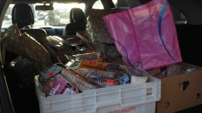 Överbliven mat som går till matutdelning har packats ihop i en bil