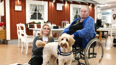Vårdhunden Cooper poserar tillsammans med Nona Borgström och Erna Svahnström på Grannas äldreboende i Nagu