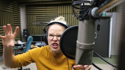 Malin läser saga.