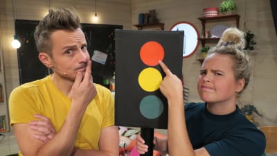 Malin och Jontti funderar på vad grönt ljus betyder, och vad rött ljus betyder-
