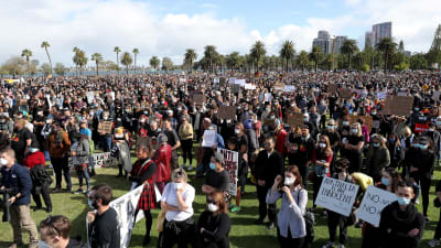 Demonstranter i Langley Park i Perth, Australien 13.6.2020