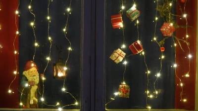 Juldekorationer i ett fönster