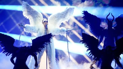 Det norska ESC-bidraget Fallen angel med Tix framförs under semifinalen.
