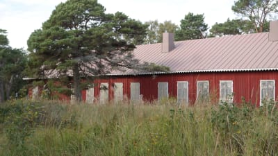 En gammal röd renoverad armébyggnad på Örö