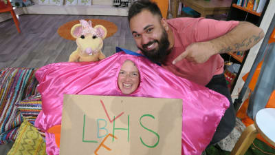 Lisa ligger inne i en rosa dyna och Emil och musen Lotus leker med henne i BUU-klubben.
