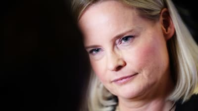 Sannfinländarnas partiordförande Riikka Purra i närbild. Bara hennes ansikte syns.