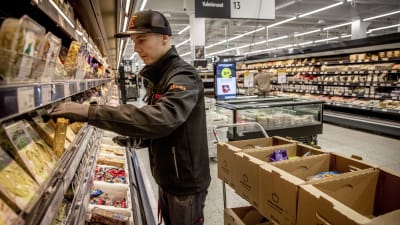 Sami Suomalainen plockar varor i papplådor för en beställning i Citymarket Easton.