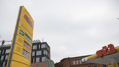 Bensa-aseman hinnat näkyvät aseman kyltissä.