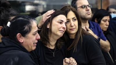 Journalistkolleger och vänner till den dödade journalisten Shireen Abu Akleh gråter utomhus på Västbanken.