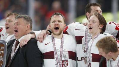Lettlands spelare med medaljerna runt halsen.