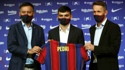 Josep Maria Bartomeu, Pedri och Ramon Planes på presskonferens.