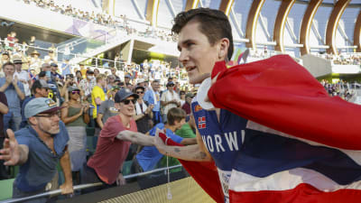 Jakob Ingebrigtsen ger high fives åt fans efter ett lopp.