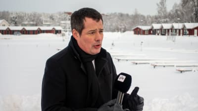 EK-direktören Petri Vuorio fotograferad utomhus i snöigt landskap.
