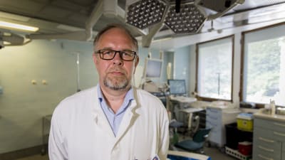 Erikoislääkäri Mika Paavola Helsingin yliopistollisesta sairaalasta.