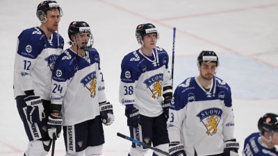 Finska hockeyspelare ser besvikna ut.