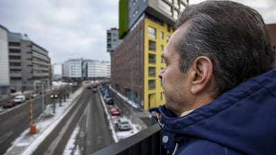 Jukka Otranen katselee liikennettä Teollisuuskadun ylittävällä kävelysillalla Helsingissä