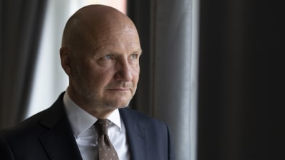 Kansliapäällikkö Jari Gustafsson työhuoneessaan.