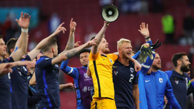 Finland tackar publiken efter segern över Danmark.